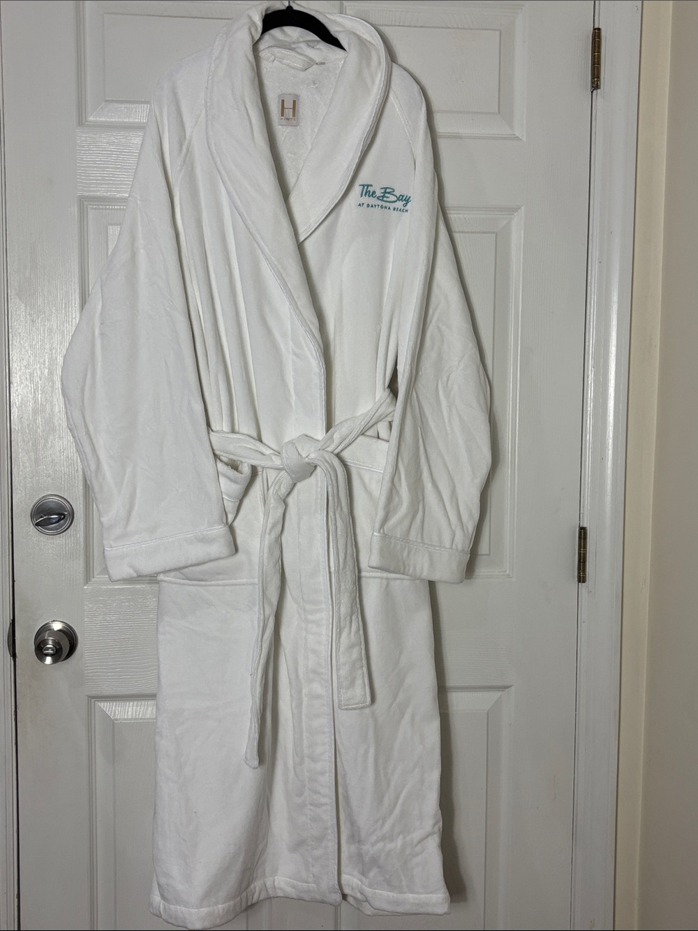 H by Frette Crisp White Embroidered Plush Robe The Bay at Daytona Beach Size XL